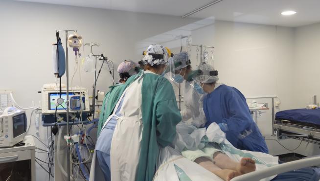 Personal sanitario de la uci de Teruel atiende a un paciente intubado durante la anterior ola pandémica de covid.