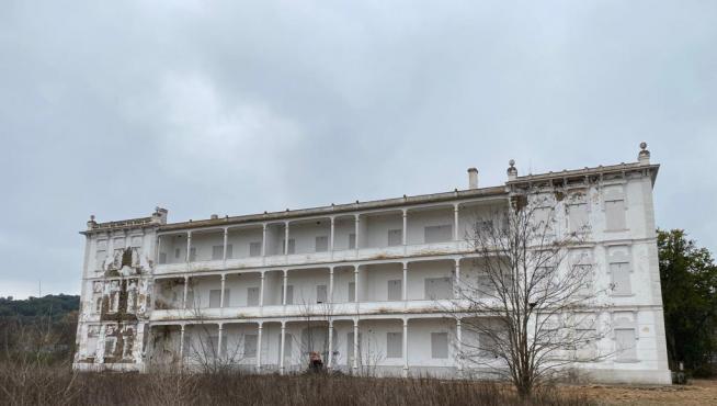 Imagen del edificio de Capitanía general, el único que queda en pie de todo el cuartel de Barbastro.
