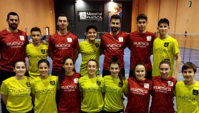 Los dos equipos del Bádminton Huesca la Magia que van a disputar las ligas nacionales.
