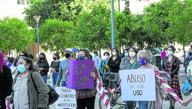 Un grupo de vecinas se movilizó frente al centro de salud de Parque Goya 2 cuando se destapó el caso.
