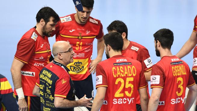 Jordi Ribera da instrucciones a los jugadores durante el partido.