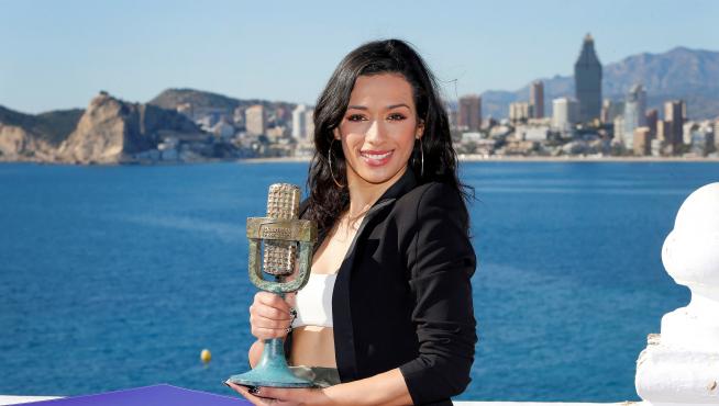 La cantante de origen cubano Chanel posa con el "Micrófono de bronce" tras ganar el Benidorm Fest