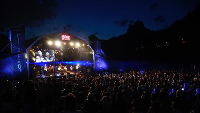 Fotografía de archivo de un conciertos de Pirineos Sur en el escenario de Lanuza.