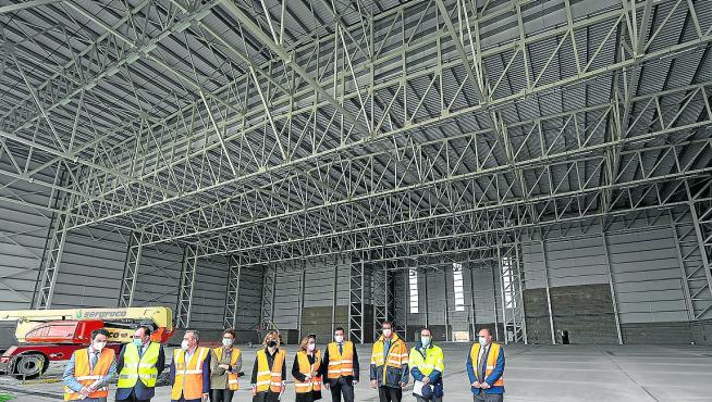 Visita institucional al hangar de pintura del aeropuerto de Teruel tras su finalización.
