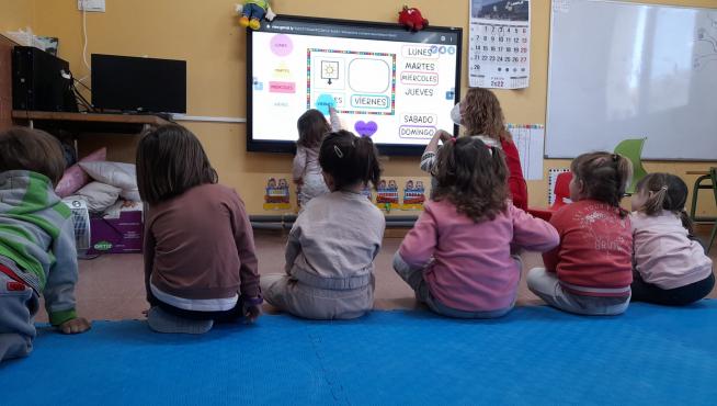 Aula de infantil con niños de 2 años en la escuela de Arén, una de las primeras que se puso en marcha en el medio rural