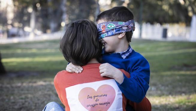 Araceli, con uno de sus hijos en un parque de Zaragoza.