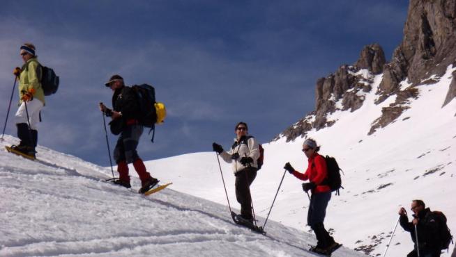 Excursión de raquetas en el Pirineo en una imagen de archivo