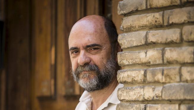 Fernando Lalana ha publicado más de un centenar de libros y posee una de las trayectorias más completas en la LIJ de las Letras Españolas.