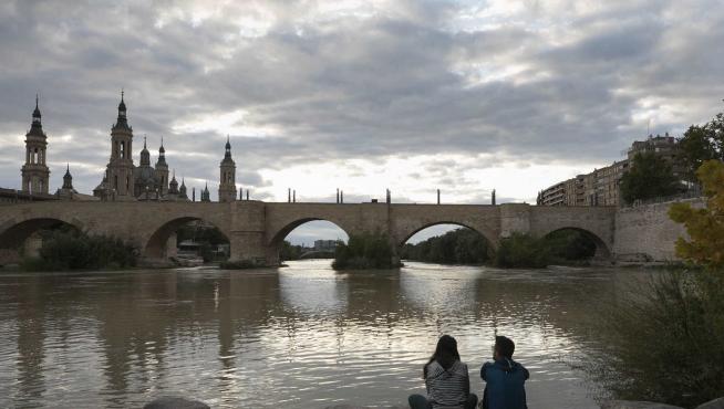 Atardecer sobre el río Ebro a su paso por el Puente de Piedra de Zaragoza.