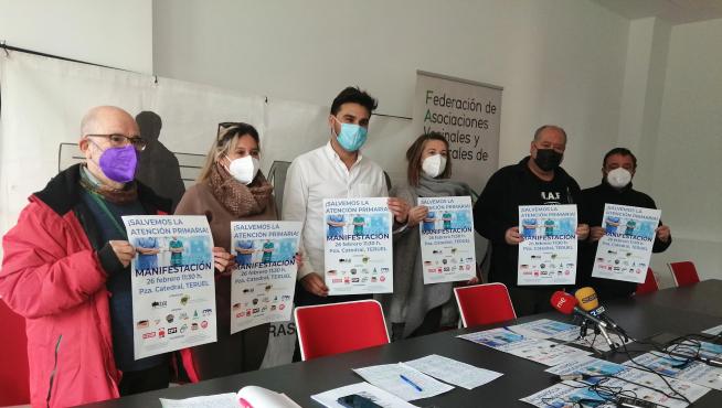 Representantes de las organizaciones convocantes de la manifestación, con el cartel de la protesta.