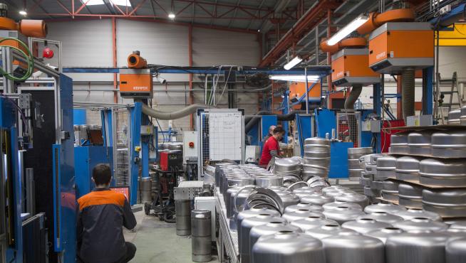 Varios operarios trabajando en las instalaciones de la planta de The Keg Company en Figueruelas.