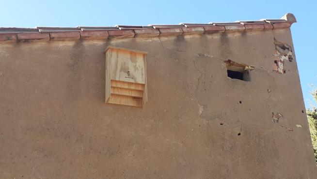 Un refugio para murciélagos instalado en la pared de una masía del Maestrazgo.