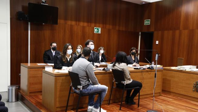 Los acusados Mohamed Achraf y Candy Arrieta, este lunes en la Audiencia Provincial de Zaragoza.