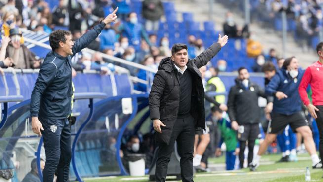 Xisco Muñoz, entrenador de la SD Huesca, da instrucciones durante el último partido contra el Oviedo.