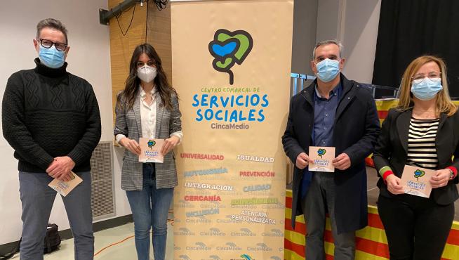 De izda a dcha: Toño Isla, Yolanda Encinar, José Ángel Solans y María Clusa con el nuevo logo de Servicios Sociales del Cinca Medio.