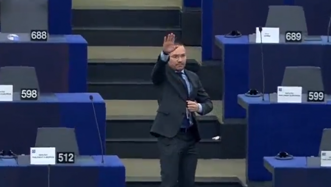 Angel Dzhambazki hizo este gesto en el Parlamento Europeo