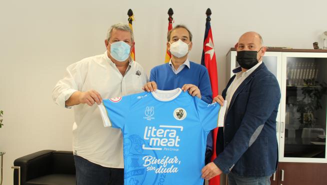 José Luis Arcas (izda), Alfonso Adán y Juan Carlos García, muestran la camiseta del centenario.
