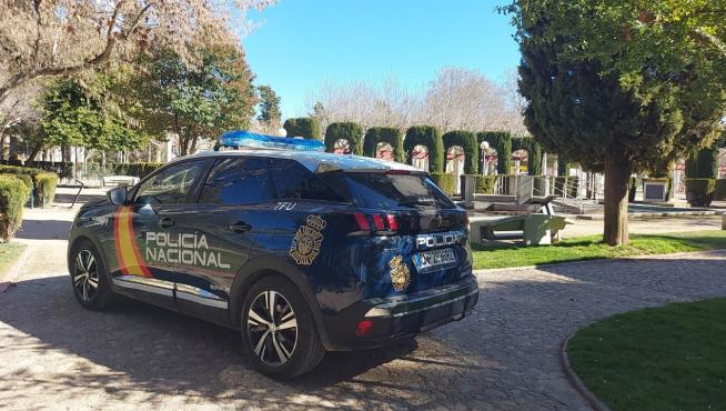 Coche patrulla de la Policía Nacional de Huesca en el parque Miguel Servet de Huesca.