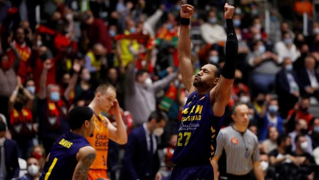 El alero dominicano del Ucam Murcia, Sadiel Rojas, celebra la victoria del equipo, en el partido ante el Valencia Basket, de cuartos de final de la Copa del Rey