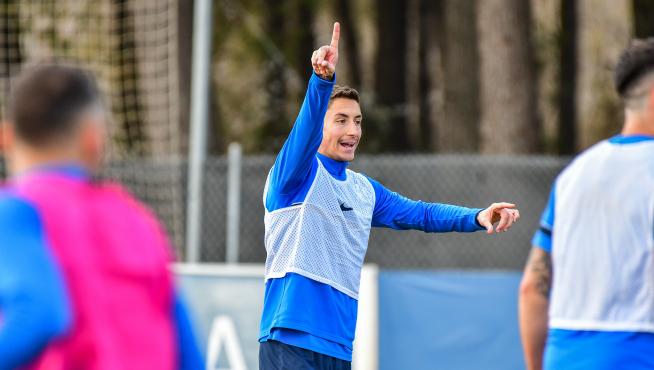 Pablo Martínez da indicaciones durante el entrenamiento.
