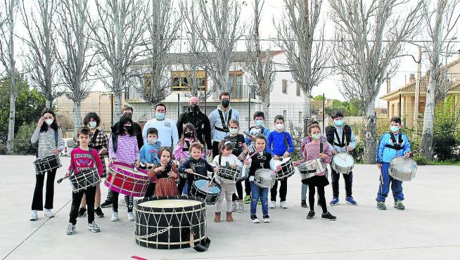Escuela del Tambor de La Puebla de Híjar ensayando para la Semana Santa de 2022.