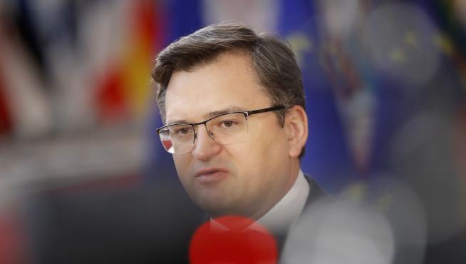 Kuleba, ministro de Exteriores ucraniano, ante la prensa este lunes en Bruselas