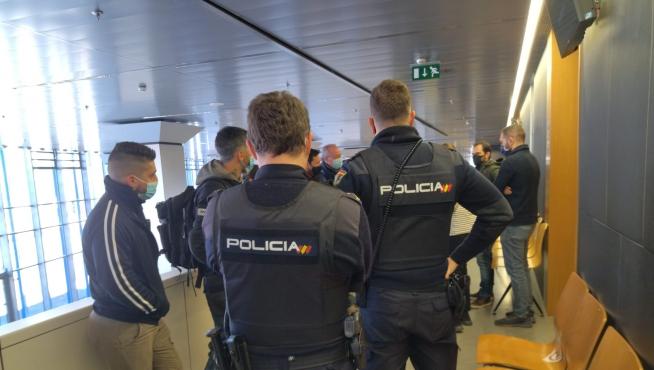Una veintena de policías estaban citados para el juicio que se ha celebrado este lunes en la Ciudad de la Justicia de Zaragoza.