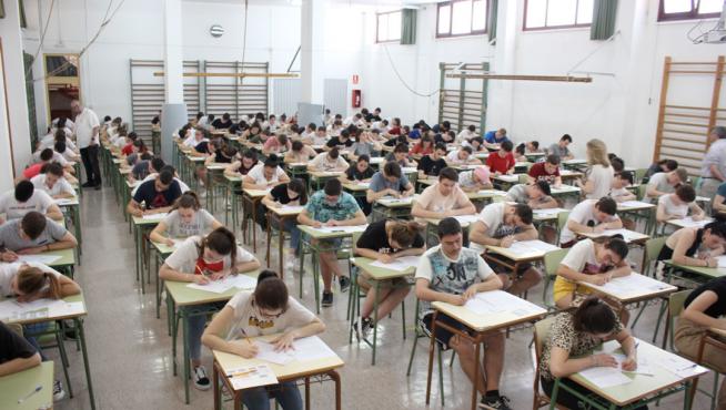 Alumnos del Instituto Bajo Aragón de Alcañiz haciendo el examen para entrar en la universidad