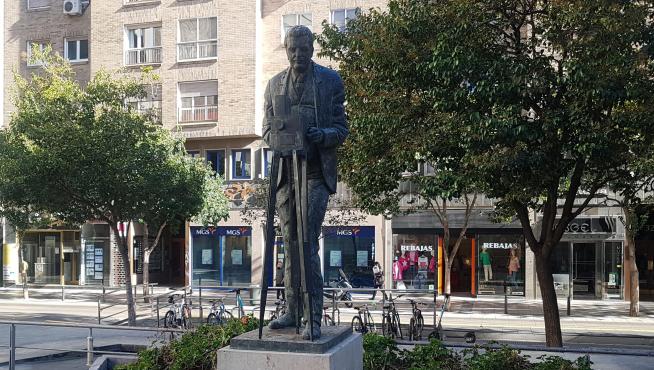 Estatua dedicada Eduardo Jimeno, pionera del cine español, en la plaza Ariño de Zaragoza.