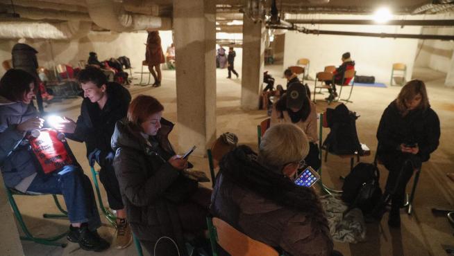 Ciudadanos de Kiev se resguardan en el sótano de una escuela para pasar la noche