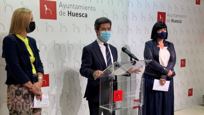 El alcalde de Huesca, Luis Felipe, con las concejalas Cristina de la Hera (i) y Ana Loriente (d) en la presentación de la propuesta.