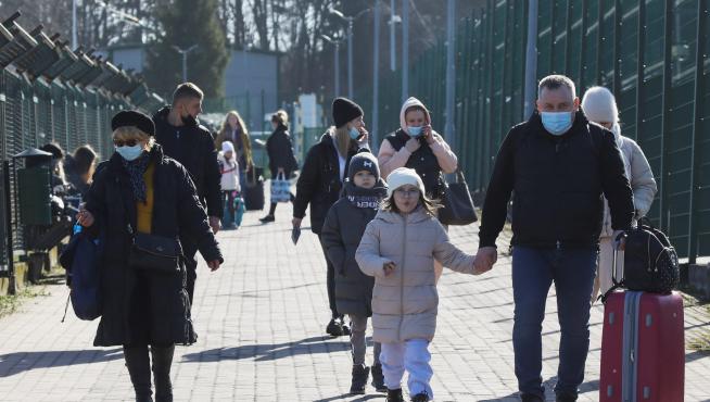 Familias cruzan la frontera con Polonia.