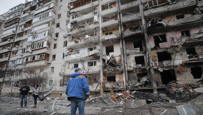 Efectos de los ataques en un área residencial de Kiev.