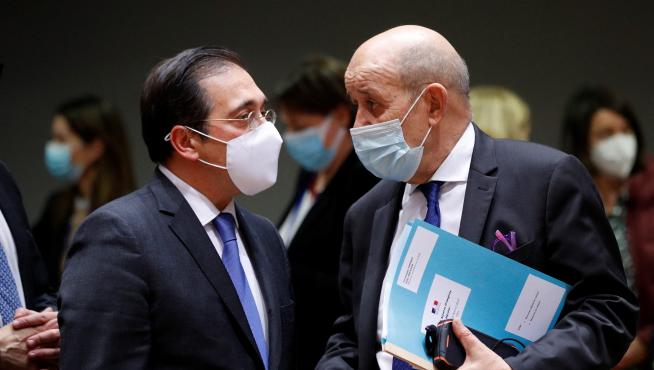 Albares junto al ministro de Exteriores francés, Jean-Yves Le Drian, durante la reunión de ministros exteriores de la UE.