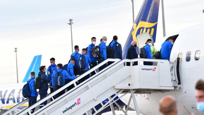 Los jugadores de la SD Huesca suben al avión con rumbo a Ibiza.