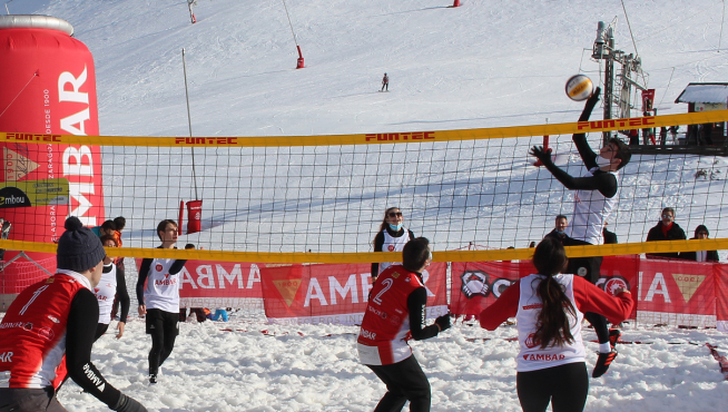 El voleibol sobre nieve se pudo disfrutar en un torneo en Candanchú.