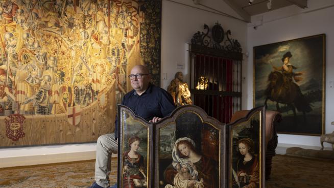 El historiador del arte José Luis Cortés, junto al tríptico renacentista subastado hace unas semanas en Madrid.