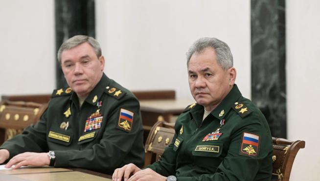 El Ministro de Defensa, Sergei Shoigu, y el jefe de las Fuerzas Armadas rusas, Valery Gerasimov.