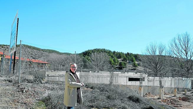 La alcaldesa de Alcalá de la Selva, Amparo Atienza, ante una promoción de viviendas en construcción.