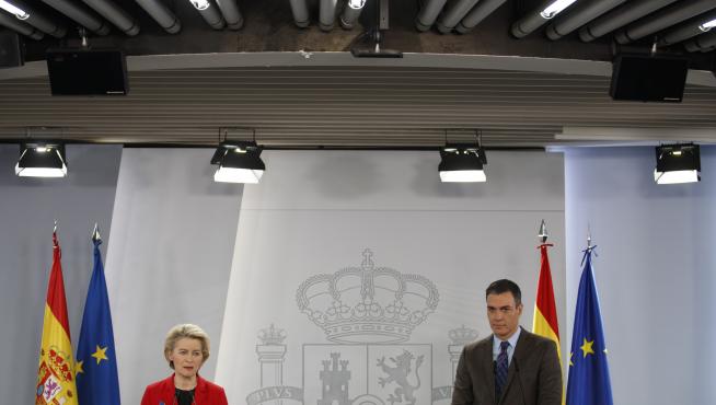 Sánchez recibe a la presidenta de la Comisión Europea, Úrsula von der Leyen, en Moncloa