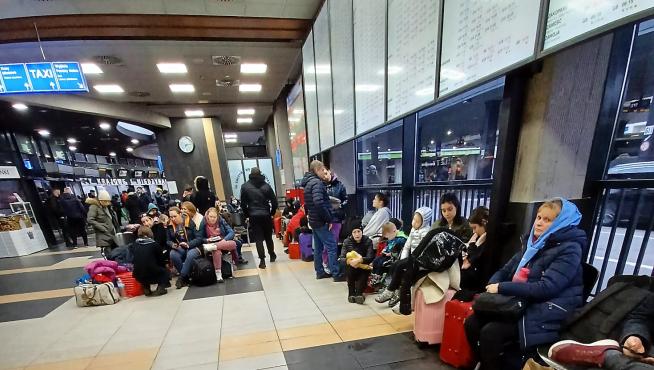 Personas refugiadas en la estación de tren de Cracovia.