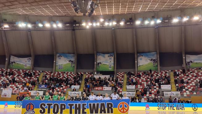 Los dos equipos portaron una pancarta pidiendo el fin de la guerra en Ucrania