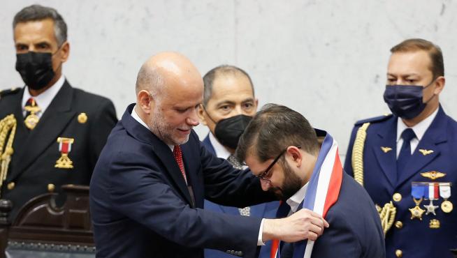 Gabriel Boric recibe del presidente del Senado, Álvaro Elizalde, la banda presidencial.