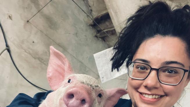 Eva Lizama, en su explotación de porcino de Gallocanta.