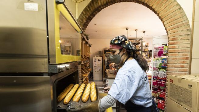 Ferrero prepara una hornada de pan en su tienda del Actur.