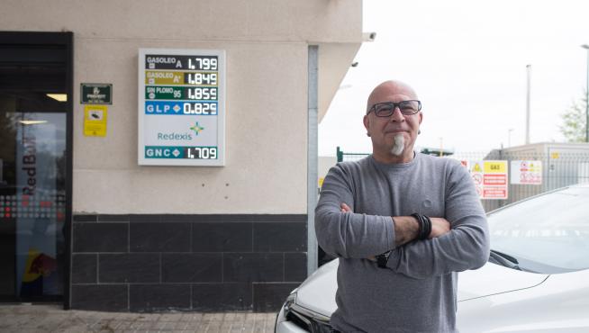 Gonzalvo, en una gasolinera, junto a un cartel con los precios actuales del carburante.