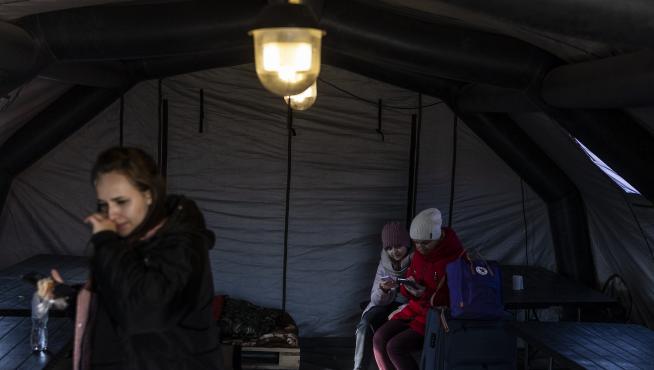 Ciudadanos ucranianos en un campo de refugiados en Polonia