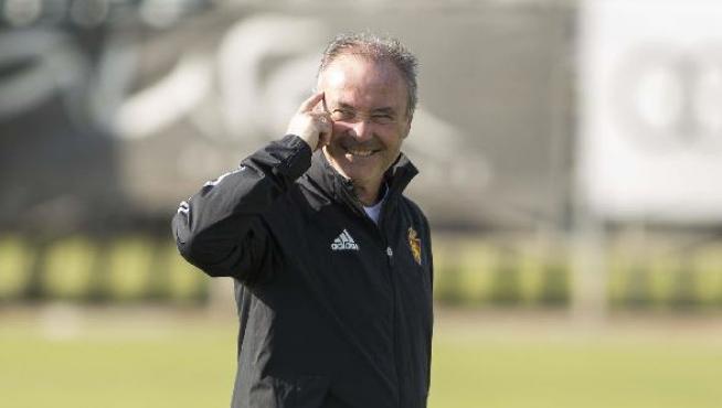 Elocuente gesto de Juan Ignacio Martinez en un entrenamiento.
