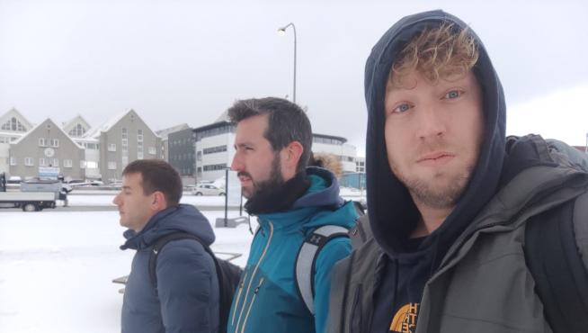 Los jóvenes viajeros aragoneses esta mañana al salir del aeropuerto de Reikiavik (Islandia).