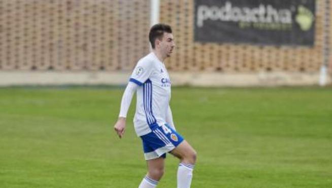 Javi Hernández controla un balón durante un partido.